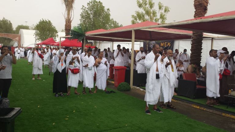Le Hajj implique une intense prière sur les plaines d’Arafat, qui a été interrompue cette année par un orage.