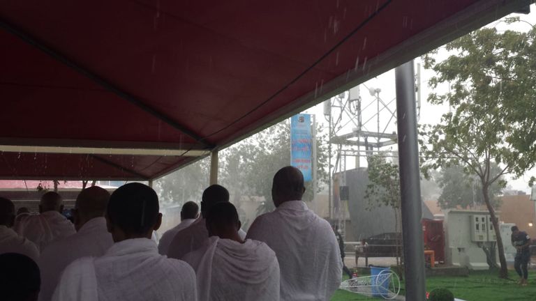 Le Hajj implique une intense prière sur les plaines d’Arafat, qui a été interrompue cette année par un orage.