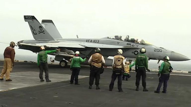 Navires de guerre et porte-avions américains dans la mer d'Oman, positionnés à une distance de frappe de l'Iran.