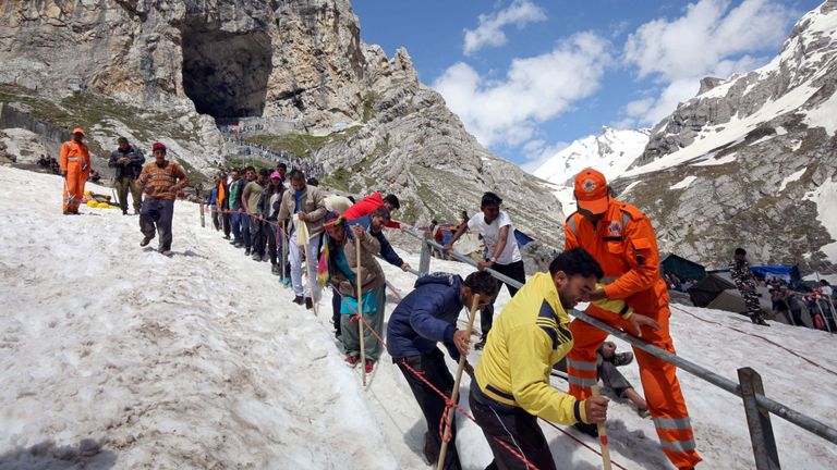 Les pèlerins hindous quittent la grotte sacrée du Seigneur Shiva après avoir rendu hommage à Amaranth, au sud-est de Srinagar. Image de fichier