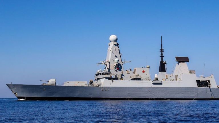 HMS Duncan assistera le HMS Montrose