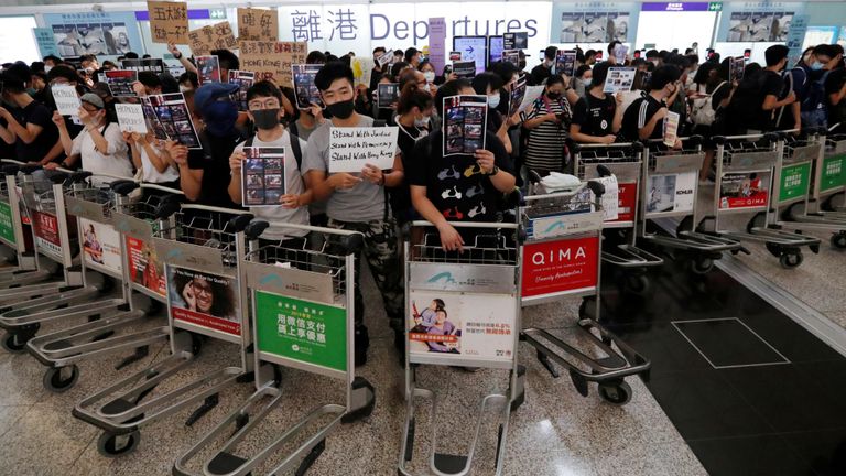 Les manifestants se sont barricadés avec des chariots à bagages