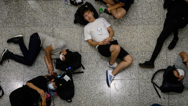 Aucun vol n'a quitté l'aéroport alors que les manifestants ont fermé les lieux