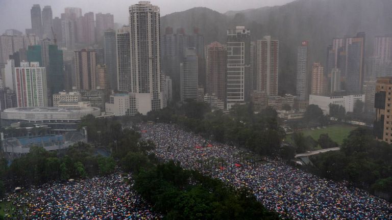 Des centaines de milliers de personnes se rassemblent dans les rues de Hong Kong