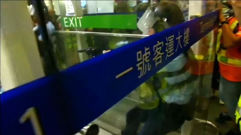 La police et des manifestants se sont affrontés à l'aéroport de Hong Kong, où se déroule une énorme manifestation en faveur de la démocratie. 