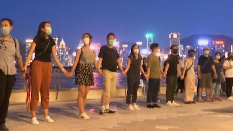 Les manifestants forment une chaîne autour du port et des rues de Hong Kong