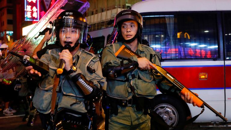 Des bureaux anti-émeute ont repoussé les manifestants des environs du poste de police de Mong Kok