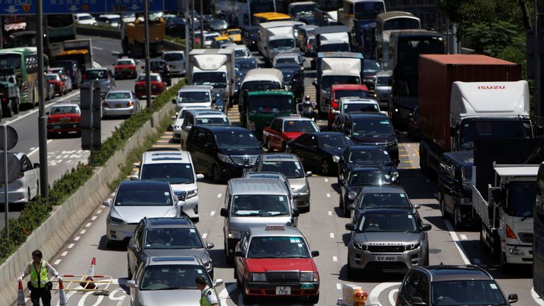 De longues files de circulation ont été vues faisant la queue dans la ville