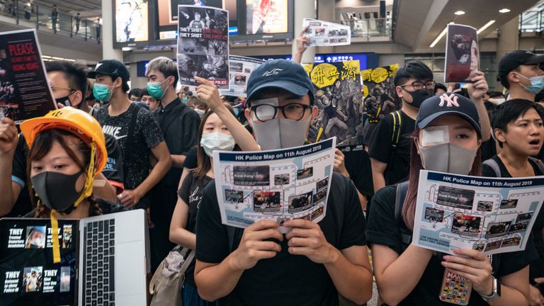 Le tir d'une femme dans les yeux dans les rues de Hong Kong a gonflé les chiffres à l'aéroport