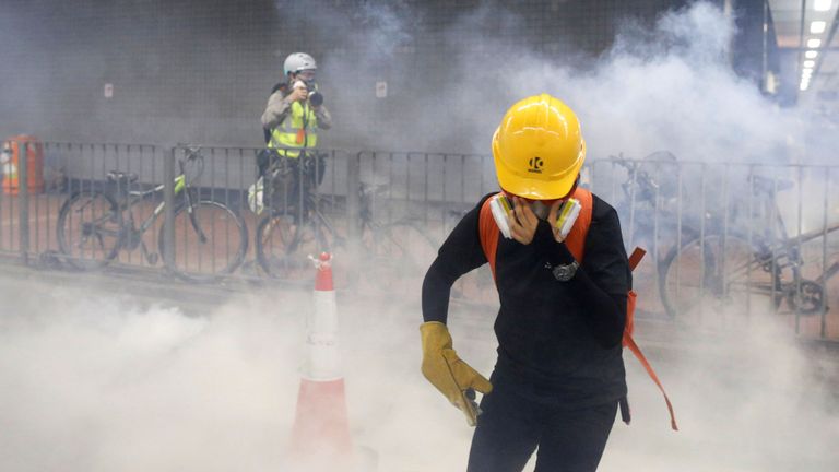 Un manifestant anti-extradition réagit après que la police eut tiré avec des gaz lacrymogènes lors d'une manifestation à Tai Wai à Hong Kong, Chine, le 10 août 2019. 