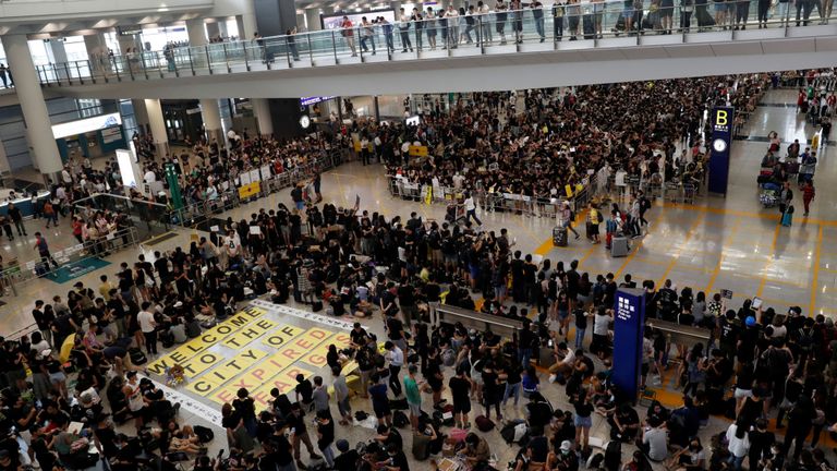 Une manifestation a eu lieu dans le hall des arrivées de l'aéroport de Hong Kong