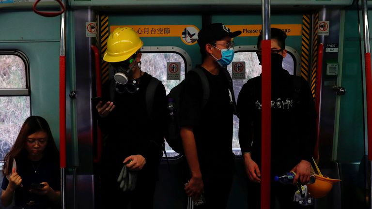 Des gaz lacrymogènes ont été tirés après une confrontation dans une gare de Tai Wai 