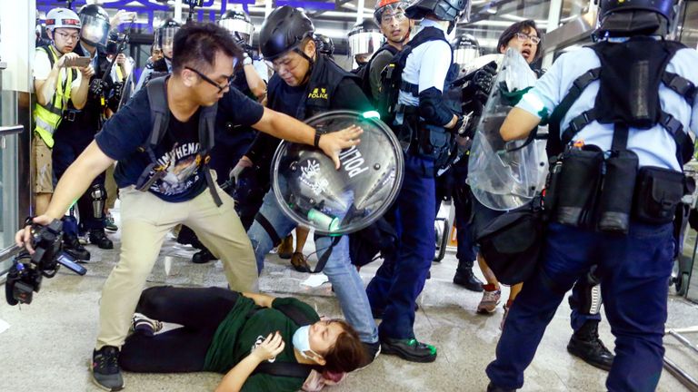 La police n'a pas pu prendre le contrôle de l'aéroport des manifestants