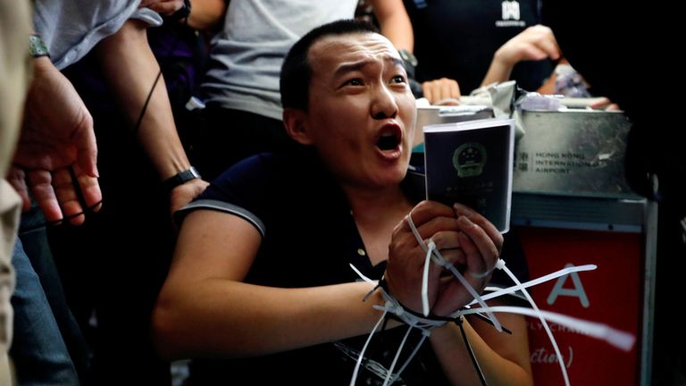 Fu Guohao, journaliste du site internet du média chinois Global Times, est lié par des manifestants
