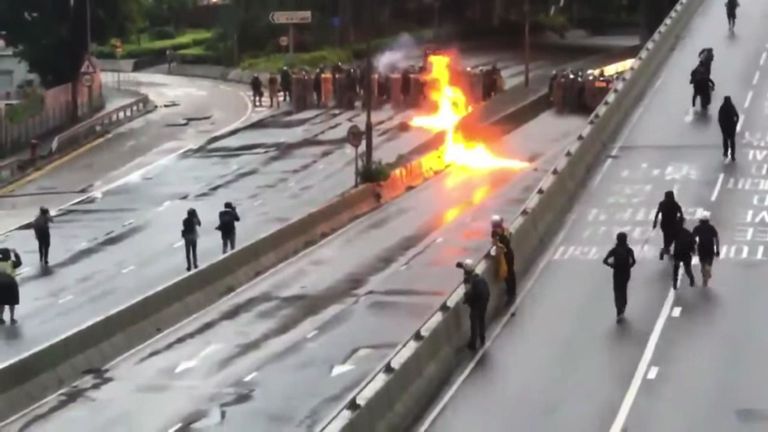 Des bombes à essence pleuvent lors d'affrontements violents entre la police et des manifestants à Hong Kong
