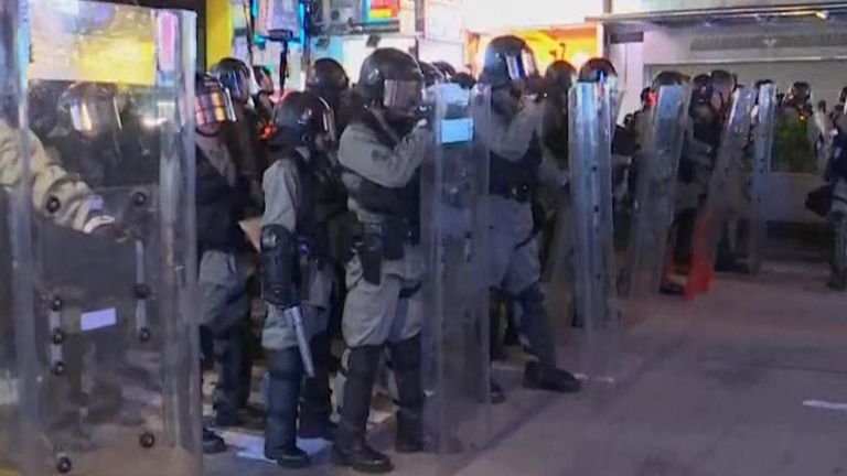 La police anti-émeute pousse dans les rues de Hong Kong
