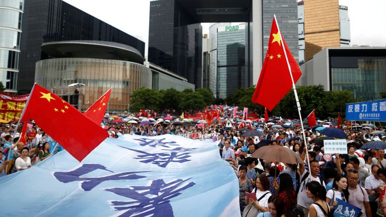 Des manifestants lors d'un rassemblement pro-policier à Hong Kong sous le drapeau chinois