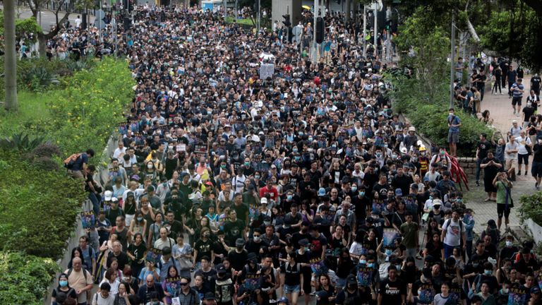 Des milliers de manifestants en faveur de la démocratie, dont beaucoup vêtus de noir, ont rejoint la marche