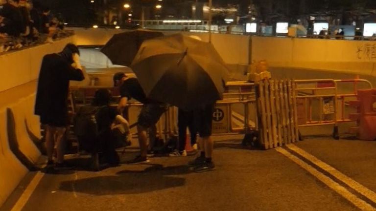Les manifestants ont bloqué l'entrée du tunnel principal du métro reliant Kowloon à l'île de Hong Kong