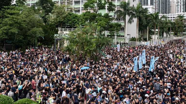 Des milliers de personnes ont défié la police dimanche dans le district de Tseung Kwan O lors de la dernière manifestation en faveur de la démocratie