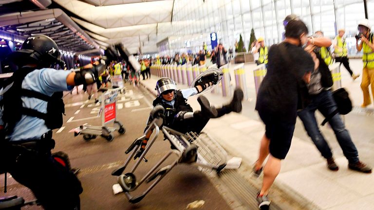 La police de Hong Kong a été poussée et poussée par les manifestants