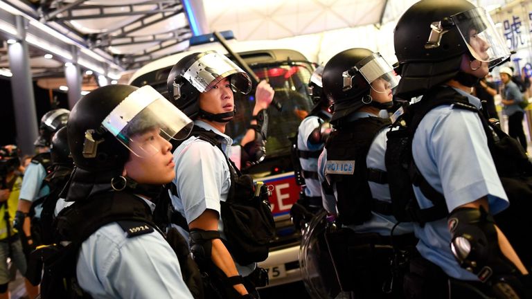 Des officiers anti-émeute se sont affrontés à des manifestants à l'aéroport de Hong Kong après la perturbation des vols pour une deuxième journée