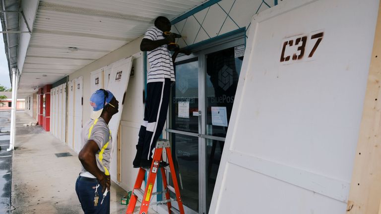 Les habitants se préparent au passage de l'ouragan Dorian aux Bahamas