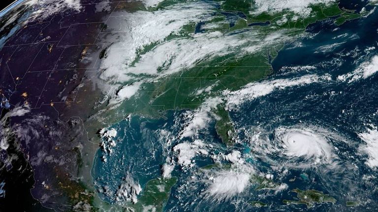 La tempête devrait maintenant contourner la côte le long de la Géorgie et continuer vers le nord en direction des Carolines. Pic: NHC