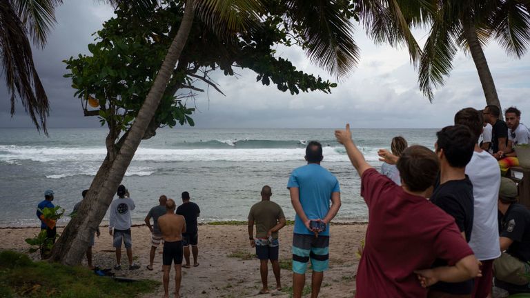 Les gens attendent l'arrivée de ce qui était alors la tempête tropicale Dorian à Porto Rico mercredi