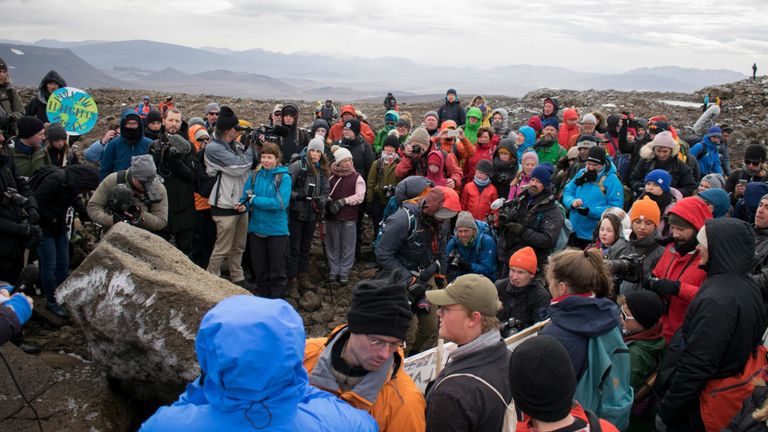 Un monument a été dévoilé sur le site d’Okjokull, le premier glacier d’Islande perdu face au changement climatique