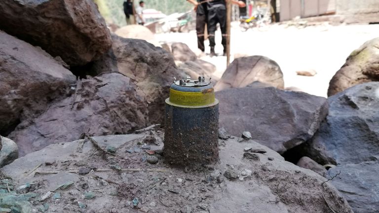 Un obus à bombes à fragmentation est observé le long d'une route à Noseri, près de la ligne de contrôle au Cachemire