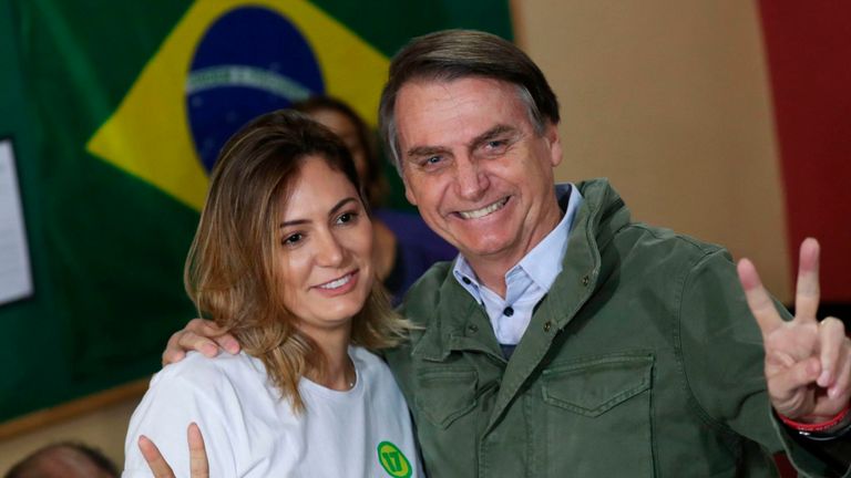 BRÉSIL-ÉLECTION-RUNOFF-BOLSONARO
Jair Bolsonaro, député d'extrême droite et candidat à la présidence du Parti social libéral (PSL), pose avec son épouse Michelle alors qu'ils arrivent pour voter, dans un bureau de vote à Rio de Janeiro, au Brésil, le 28 octobre 2018 (photo de RICARDO MORAES / POOL / AFP) (Le crédit photo doit se lire comme suit: RICARDO MORAES / AFP / Getty Images)