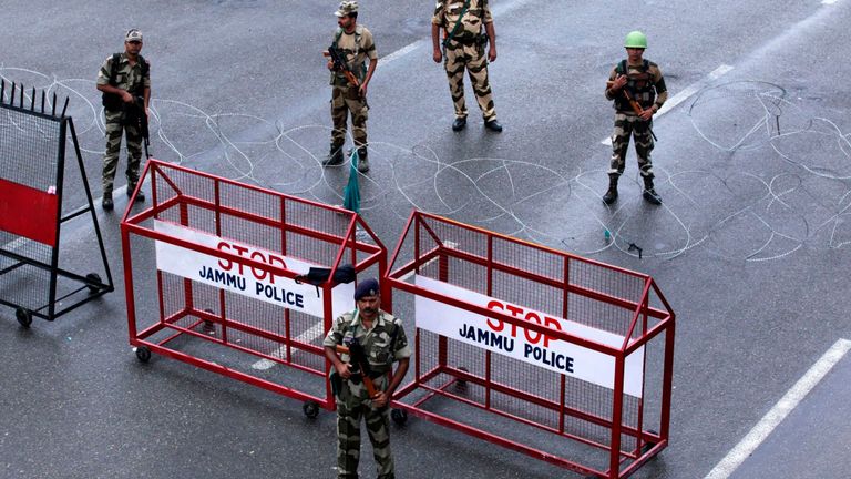 Des soldats patrouillent dans les rues désertes du Jammu