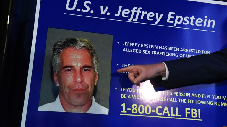 L'avocat américain Geoffrey Berman annonce les charges à l'encontre de Jeffery Epstein en juillet