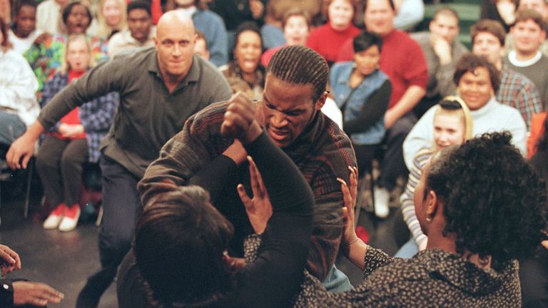 Un invité attaque la personne qu’il pensait être sa petite amie et s’est avéré être une transsexuelle le 17 décembre 1997 lors du Jerry Springer Show
