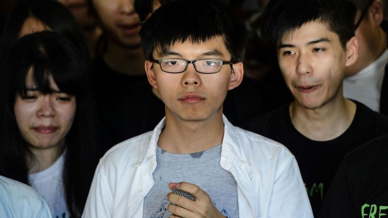 Joshua Wong (C), dirigeant du mouvement parapluie de Hong Kong, observe les médias avant de prononcer sa sentence avant sa condamnation devant la Haute Cour de Hong Kong le 17 août 2017.