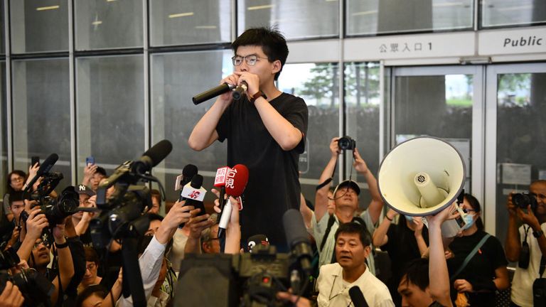 Joshua Wong s'adresse à une foule devant le Conseil législatif peu après sa libération de prison en juin 
