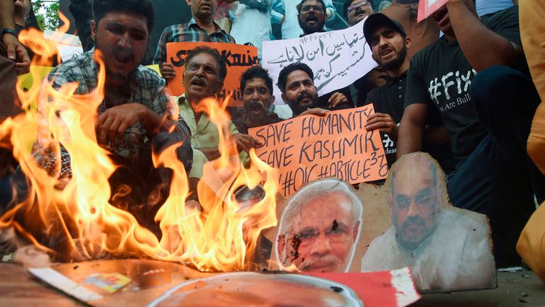Des gens ont brûlé des images du Premier ministre indien