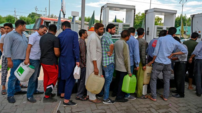 Les Cachemiriens font la queue à une station-service à Srinagar 