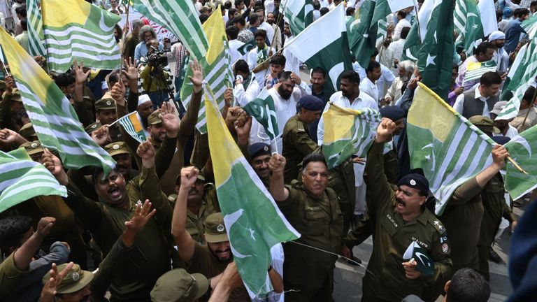 Des policiers pakistanais se sont joints à la manifestation de Lahore contre le lock-out indien au Cachemire