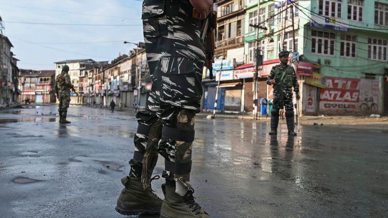 Des soldats patrouillent dans les rues de Srinagar, la plus grande ville du Cachemire sous administration indienne.
