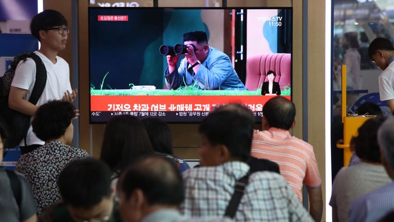 Séoul, Corée du Sud - 31 juillet: Les Sud-Coréens regarder sur un écran une image du fichier de rapport de lancement de missile de la Corée du Nord le 31 juillet 2019 à Séoul, en Corée du Sud. La Corée du Nord a lancé mercredi deux missiles balistiques à courte portée au large de la côte est, a déclaré le chef d'état-major sud-coréen. (Photo de Chung Sung-Jun / Getty Images)