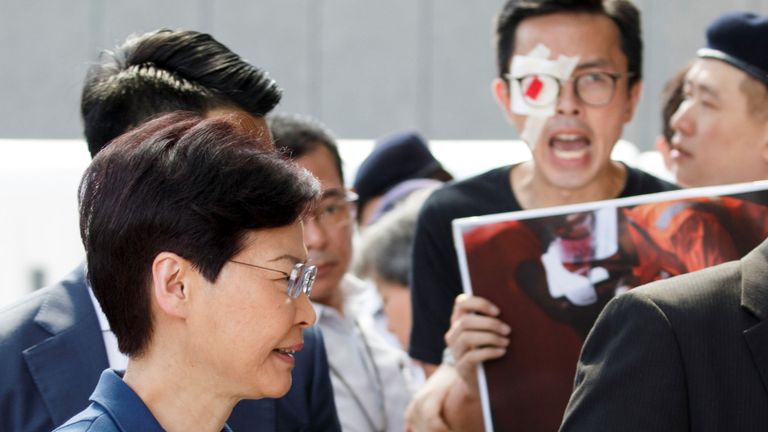 Mme Lam a exhorté les manifestants à ne pas pousser le territoire au bord du gouffre