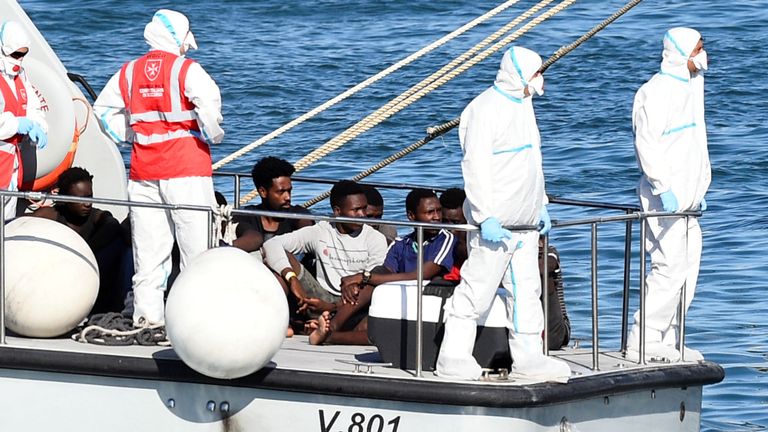 La police a emmené les mineurs du bateau et les a emmenés à Lampedusa
