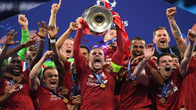 Madrid, Espagne - 1er juin: Jordan Henderson de Liverpool soulève le trophée de la Ligue des champions après avoir remporté la finale de la Ligue des champions UEFA entre Tottenham Hotspur et Liverpool à l'Estadio Wanda Metropolitano le 01 juin 2019 à Madrid, en Espagne. (Photo de Michael Regan / Getty Images)
