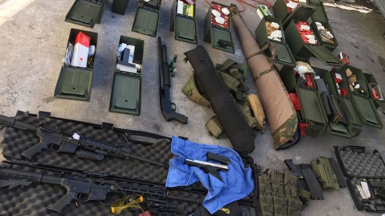 La police a déclaré "armes à feu multiples" & # 39; ont été découverts chez Rodolfo Montoya. Pic: Département de police de Long Beach