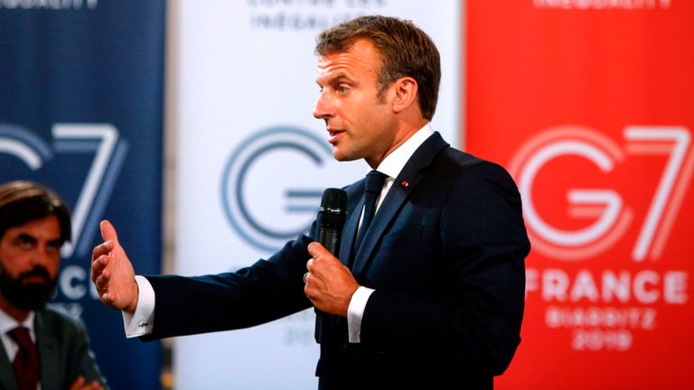 Le président français Emmanuel Macron prononce un discours sur les thèmes de l'environnement et de l'égalité sociale devant les dirigeants d'entreprises à la veille du sommet du G7, le 23 août 2019 à Paris.