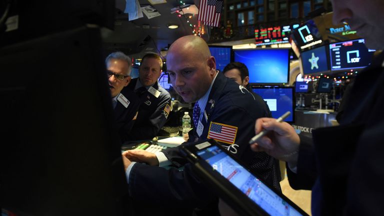 Les traders travaillent sur le sol de la Bourse de New York (NYSE) à New York, États-Unis, le 21 décembre 2018