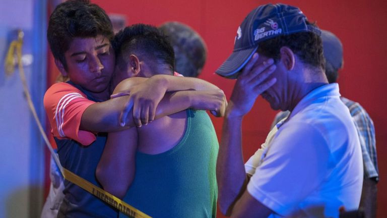 Des personnes réagissent devant un bar où 23 personnes ont été tuées par un incendie à Coatzacoalcos, Veracruz le 28 août 2019. - Au moins 23 personnes ont été tuées et 13 grièvement blessées dans un incendie au bar Caballo Blanco (White Horse bar), dans l'est du Mexique. est en cours d'enquête comme une attaque selon les autorités mexicaines. (Photo par ANGEL HERNANDEZ / AFP) (Le crédit photo devrait correspondre à ANGEL HERNANDEZ / AFP / Getty Images)