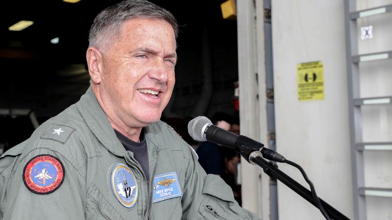 Le commandant de la marine américaine Michael E. Boyle, commandant du Carrier Strike Group (CSG) 12, s'adresse aux marins à propos du fantail du porte-avions USS Abraham Lincoln (CVN 72), de la classe Nimitz, dans la mer d'Arabie, le 4 juillet , 2019. Photo prise le 4 juillet 2019. Dan Snow / US Marine/